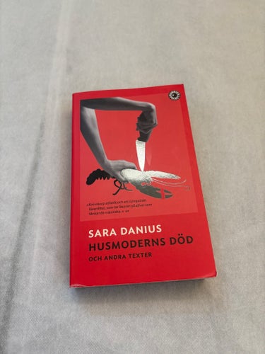 Husmoderns död av Sara Danius, 2018