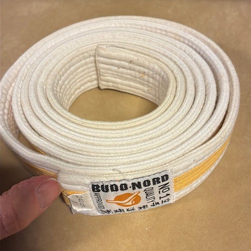 Budo-Nord kampsportsbälte, gult och vitt, 240 cm