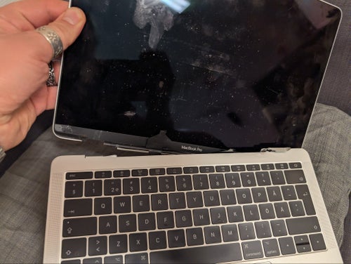 MacBook Pro 13" A1708 (2017) skärmen är avriven, fodralet är skadat. Från 1 kr!