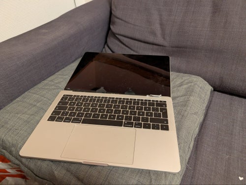 MacBook Pro 13" A1708 (2017) skärmen är avriven, fodralet är skadat. Från 1 kr!