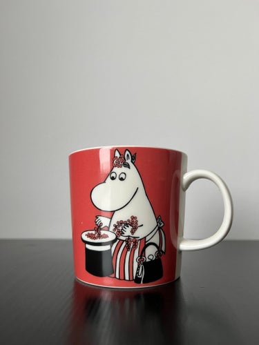 Arabia Muminmugg: Muminmamma, Moominmamma and Berries, röd (1999-2013)