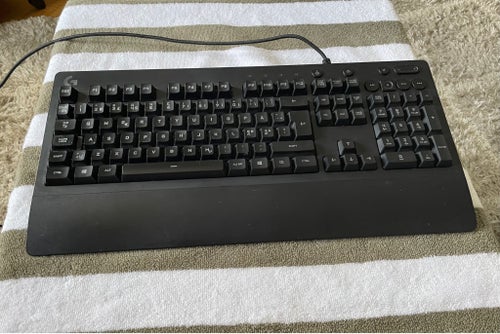 Mus + tangentbord Logitech G213 Prodigy Gaming Tangentbord och HyperX Pulsefire