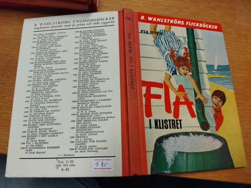 Fia i klistret av Pia Hook. bok. Very Fine plus