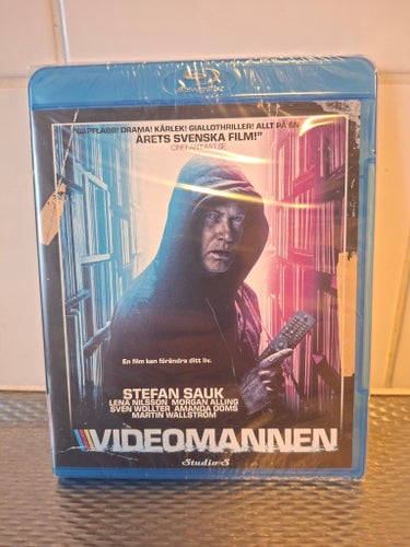 INPLASTAD. Videomannen. Stefan Sauk, Sven Wollter, Amanda Ooms. Studio S.