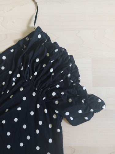 Svart topp med vita prickar H&M stl S
