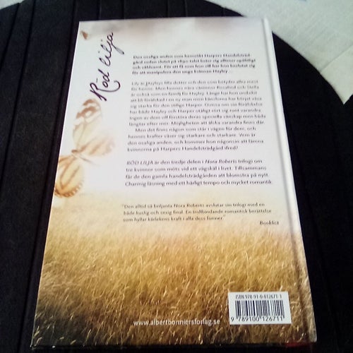 Röd lilja av Nora Roberts, 2011