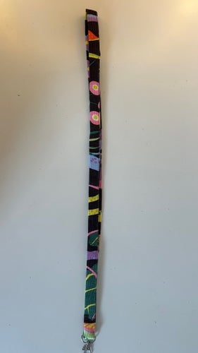 NYCKELBAND I TYG FRÅN SVENSKT TENN, MÖNSTER FRÅN JOSEF FRANK / TEXTIL HAWAII
