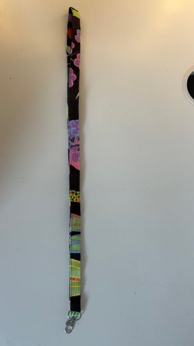 NYCKELBAND I TYG FRÅN SVENSKT TENN, MÖNSTER FRÅN JOSEF FRANK / TEXTIL HAWAII