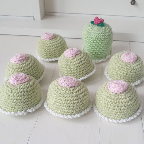 8 st Handvirkade Virkade Bakelser/Prinsesstårta.