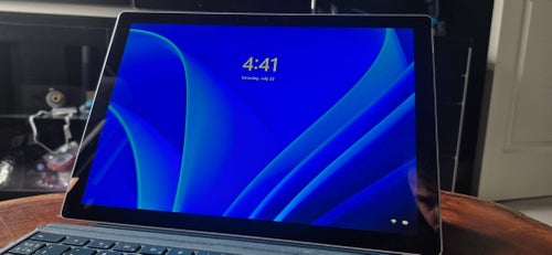Microsoft Surface Pro 7 – 8 GB RAM / 128 GB SSD (Tangentbord & Laddare ingår)