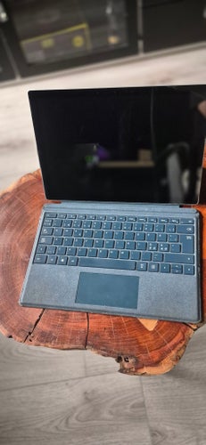 Microsoft Surface Pro 7 – 8 GB RAM / 128 GB SSD (Tangentbord & Laddare ingår)