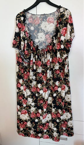 Svart, röd, vit klänning strl.4XL