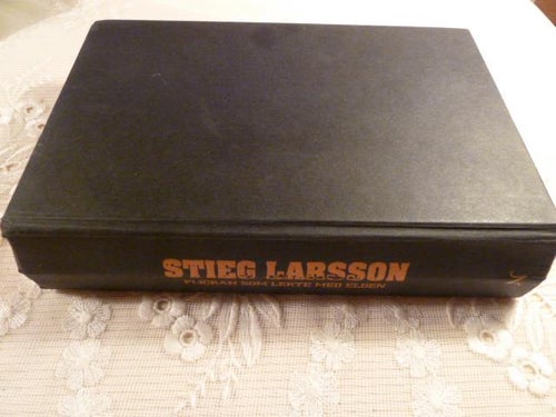 FLICKAN SOM LEKTE MED ELDEN, S. LARSSON, 2006,  BÖCKER