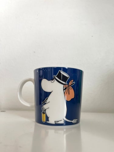 Arabia Muminmugg Muminpappa seglar, Mörk blå (2014-2022) Moomin Mug, deep blue