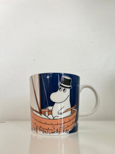 Arabia Muminmugg Muminpappa seglar, Mörk blå (2014-2022) Moomin Mug, deep blue
