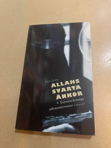 Allahs svarta änkor Tjetjeniens kvinnliga självmordsterrorister / Juzik, Julij