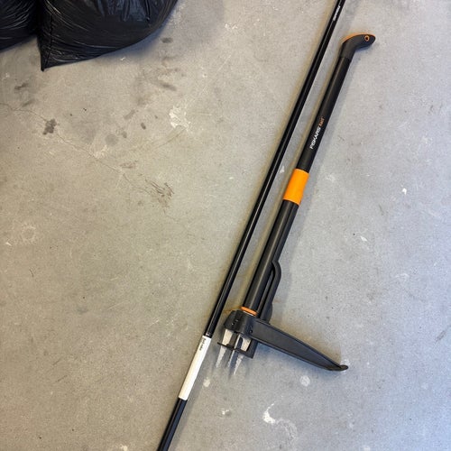Fiskars ogräsupptagare och kratta, rejäla trädgårdsredskap
