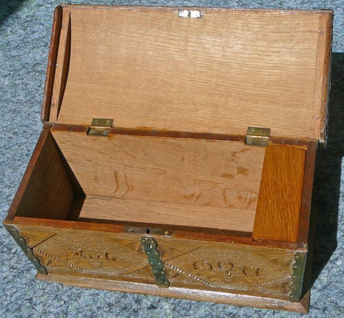 Träskrin handgjort koffert snidade ekollon och initialer "E.J. 19/2 1941".
