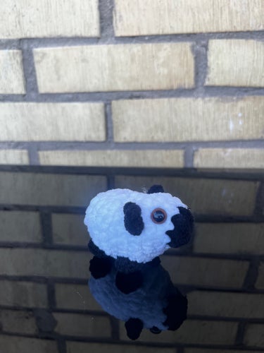 Virkad panda nyckelring. Ungefär 8cm