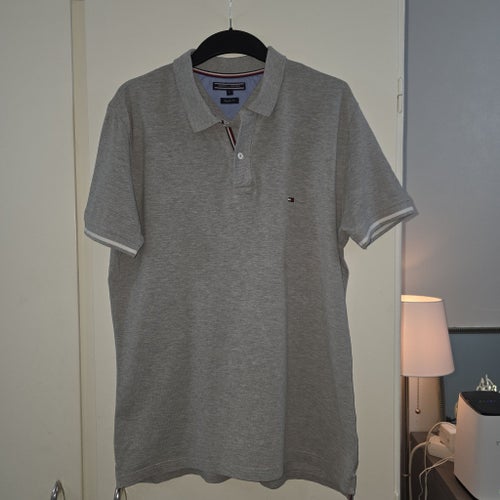 Tommy Hilfiger grå pikétröja, storlek L fint skick