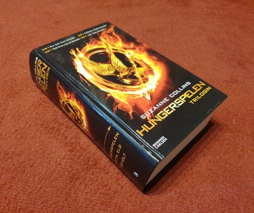 Hungerspelen - TRILOGIN - Suzanne Collins, mycket spännande dystopi, fantasy!