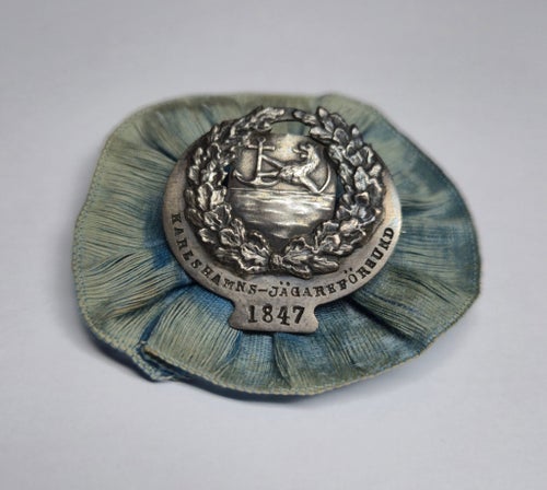 Karlshamns Jägareförbund 1847 äldre svensk brosch märke i Silver på rosett