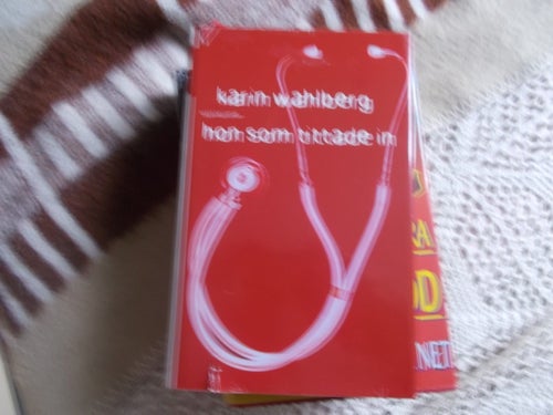 EN INBUNDEN BOK KARIN WAHLBERG HON SOM TITTADE IN