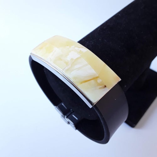 Svart läderarmband med vit bärnstensmosaik