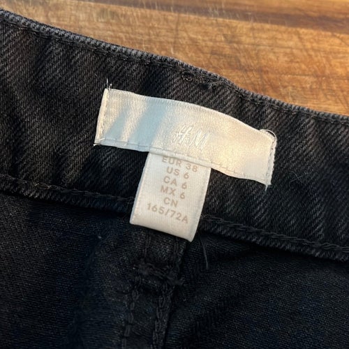 H&M svarta jeansshorts strl 38 hm