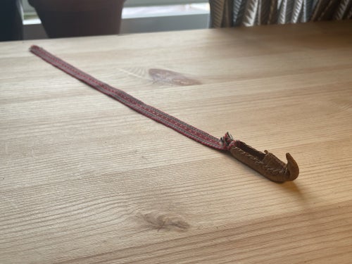 Bokmärke miniatyr Lädersko och tygband - vintage allmoge