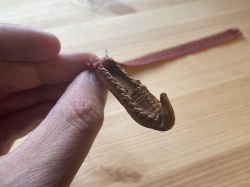 Bokmärke miniatyr Lädersko och tygband - vintage allmoge