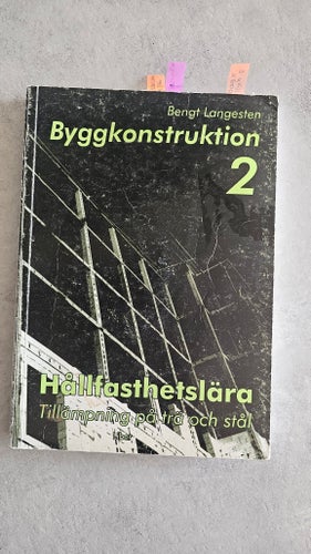 Byggkonstruktion 2 Hållfasthetslära av Bengt Langesten, 1988