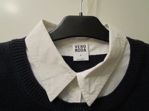 VERO MODA - Snygg och stilren marinblå tröja m vit skjortkrage o manschetter - M
