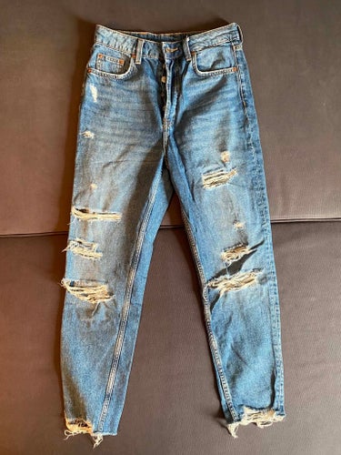 H&M blåa "slitna" jeans, storlek 36, med knäppning som gylf. Boyfriend-modell?