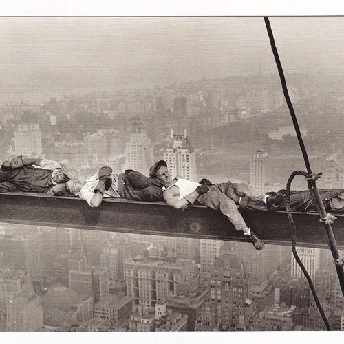 TAKING A NAP IN THE SKY. Kort på hög nivå.