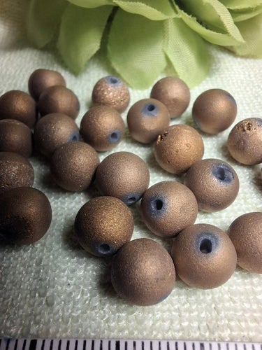 Pärlor, beige med guldstoff som inte går bort I vatten.