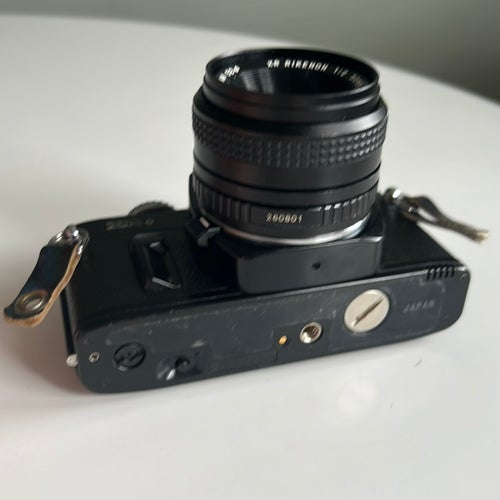 Analog systemkamera Ricoh XR 6 med Rikenon 50mm 1:2 objektiv