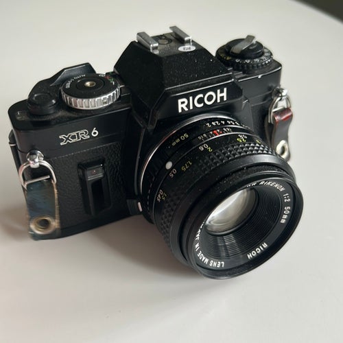 Analog systemkamera Ricoh XR 6 med Rikenon 50mm 1:2 objektiv
