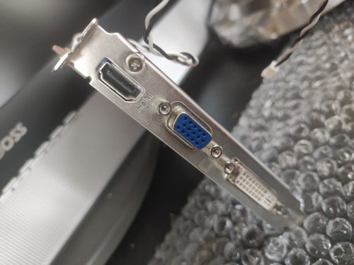 Grafikkort funkar bra Har HDMI DVI och VGA utgångar