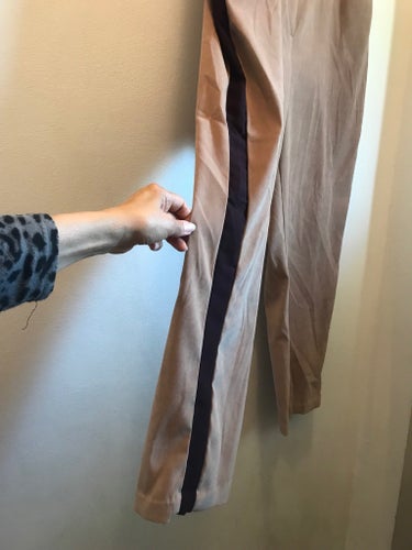 b'chic beige byxor m lila isydd rand längs sidorna, storlek C 46