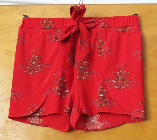 Röda shorts med blommönster i bra skick!