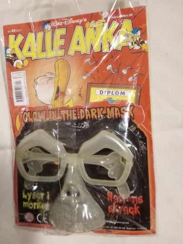 Kalle Anka & Co 2011 nr 44. inplastad. med leksak Glow in the dark mask