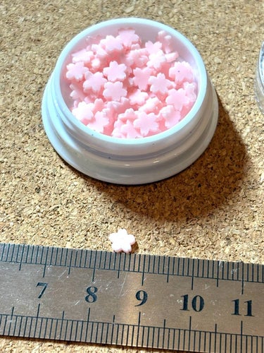 Små självlysande rosa blommor nageldekor, nail art, beauty, unik lyser i mörker