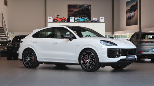 Porsche Cayenne Turbo E-Hybrid Coupé / Sportavgas / Bakaxelstyrning / Drag