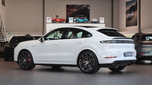 Porsche Cayenne Turbo E-Hybrid Coupé / Sportavgas / Bakaxelstyrning / Drag