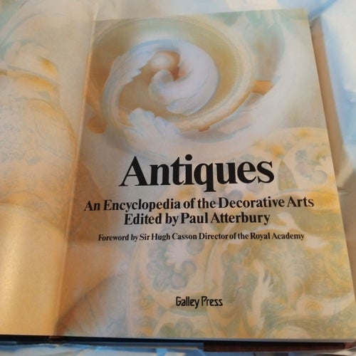 Antiques: An Encyclopedia of the Decorative Arts av Paul Atterbury, 1979