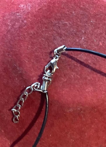 Nytt! Fint halsband med läderband och hänge i rostfritt stål (2267)