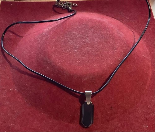 Nytt! Fint halsband med läderband och hänge i rostfritt stål (2267)