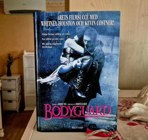 BODYGUARD. INBUNDEN BOK PÅ 247 SIDOR.