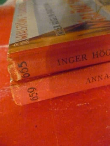 BOK, 2 STYCKEN B. WAHLSTRÖMS FLICKBÖCKER, NÄRA ÖGAT SANDRA, SE UPP FÖR MARITTA
